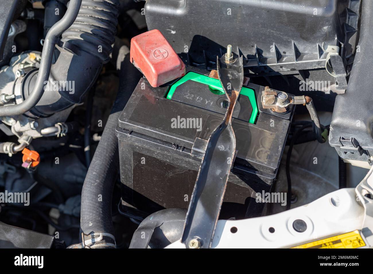 Batteria a secco di una vettura montata nel vano motore Foto Stock