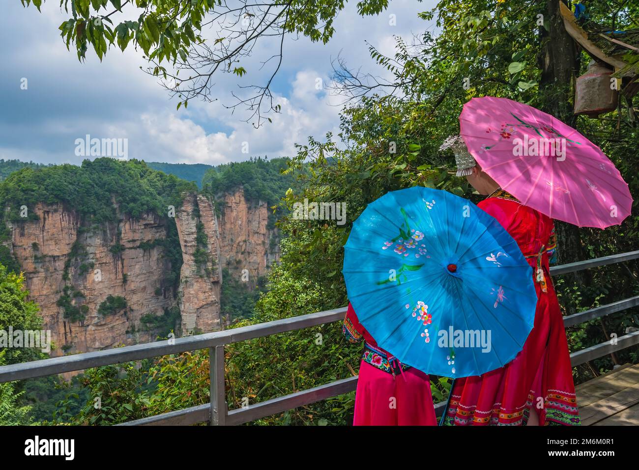 Donne con ombrello sul punto di vista della colonna del Cielo Foto Stock