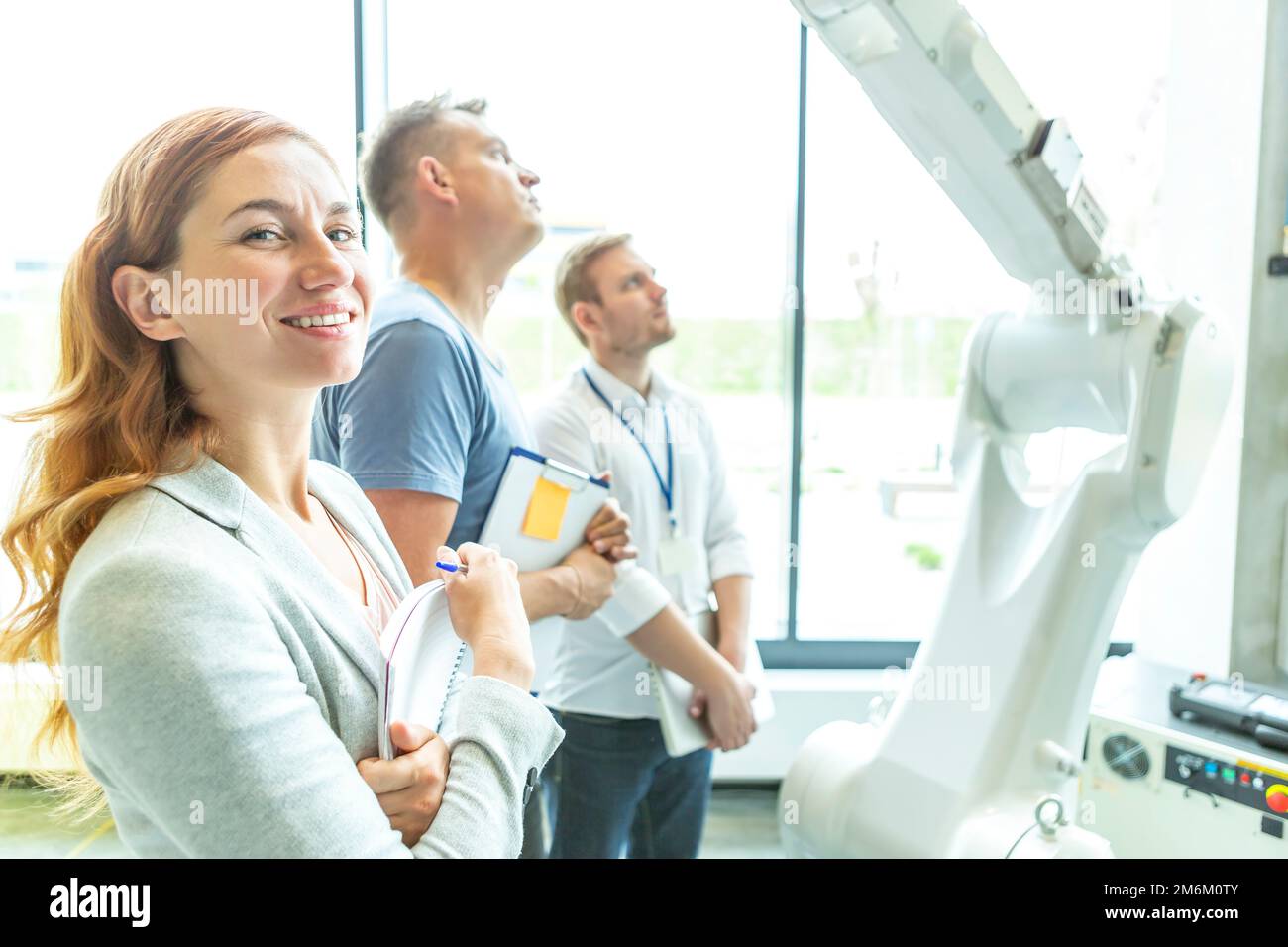 Gli ingegneri ispezionano il robot industriale Foto Stock