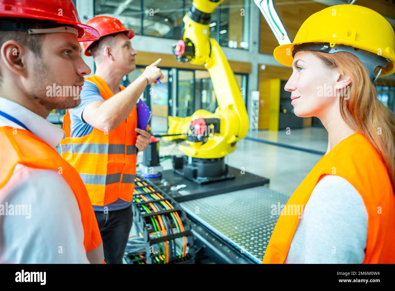 Ingegneri che consultano robot industriali Foto Stock