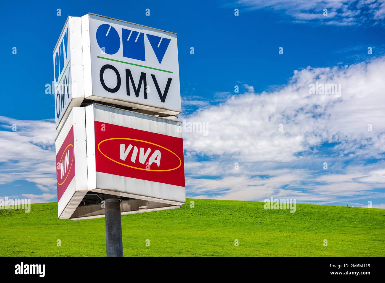 Cartello di pubblicità della stazione di gas OMV Foto Stock