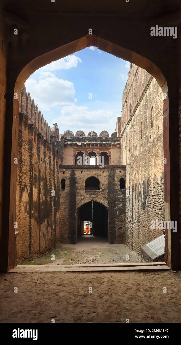 INDIA, MADHYA PRADESH, BHIND, Ottobre 2022, turista all'entrata del forte, vista dall'interno del forte, Forte di Ater Foto Stock