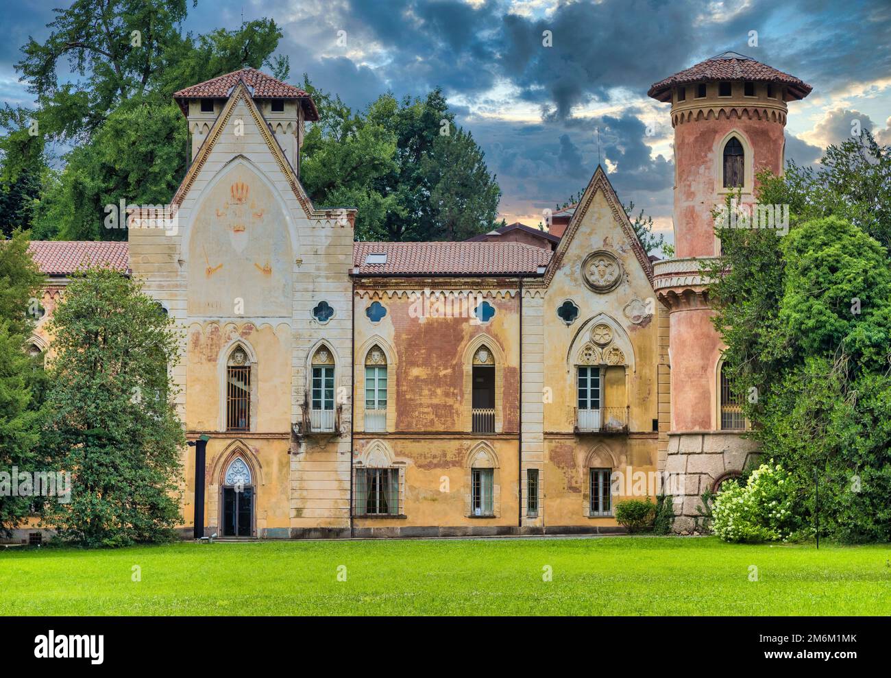 Castello di Miradolo, design gotico pieno di mistero, con luce del tramonto. Foto Stock