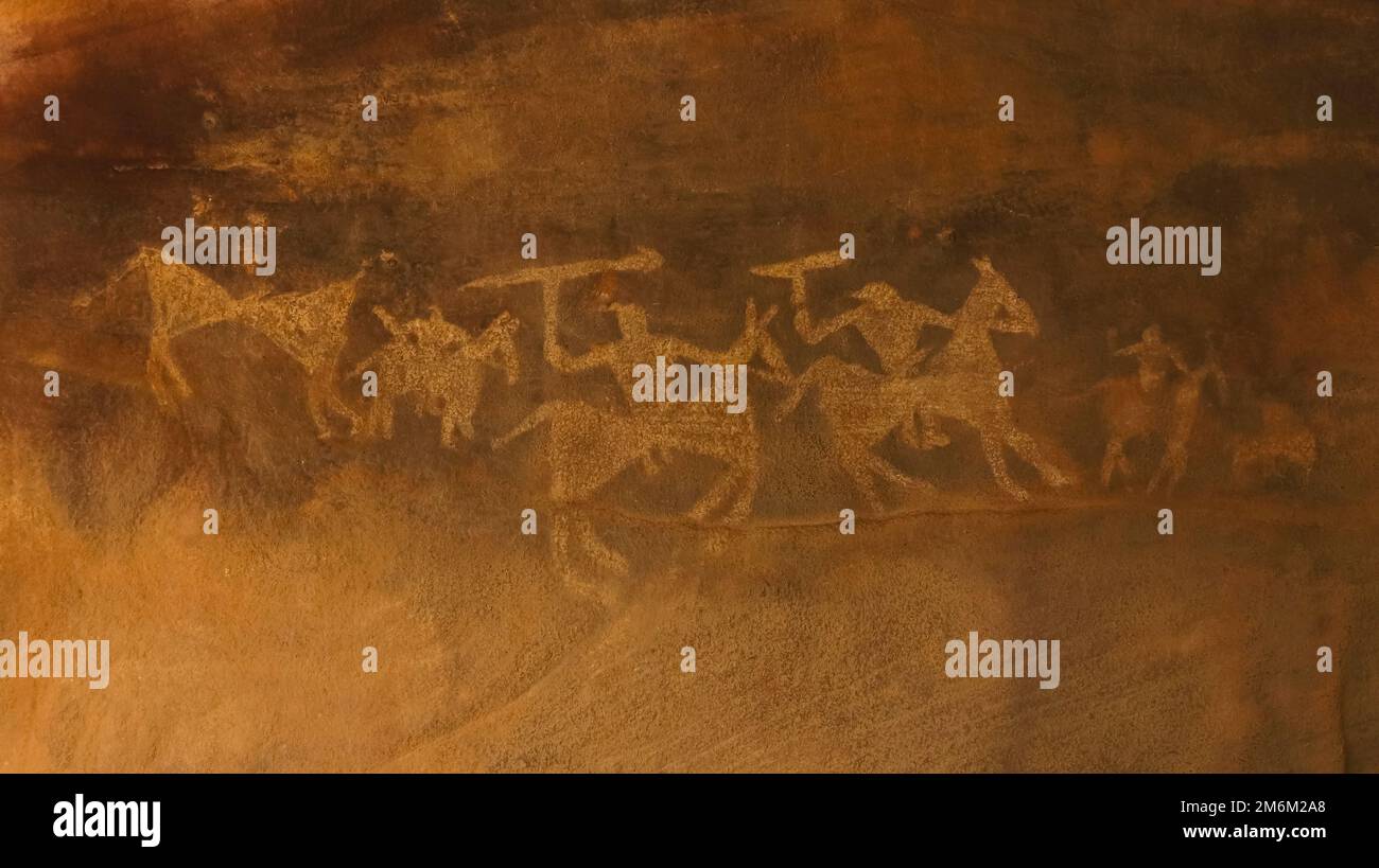 Dipinto precedente di persone su Cavallo a Rock Shelter di Bhimbetka, Raisen, Madhya Pradesh, India. Foto Stock