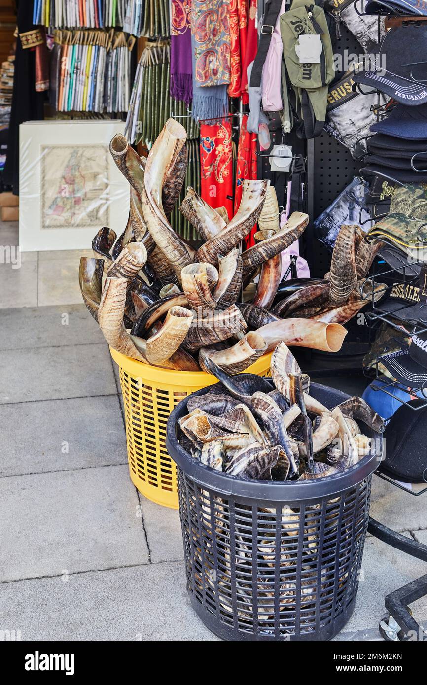 Fai shopping nella città vecchia di Gerusalemme vicino al bazar arabo. Foto Stock