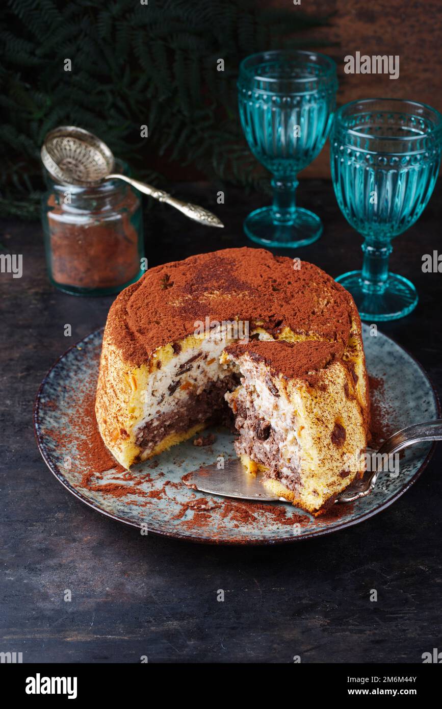 Panettone tradizionale italiano ripieno con budino di ricotta Foto Stock