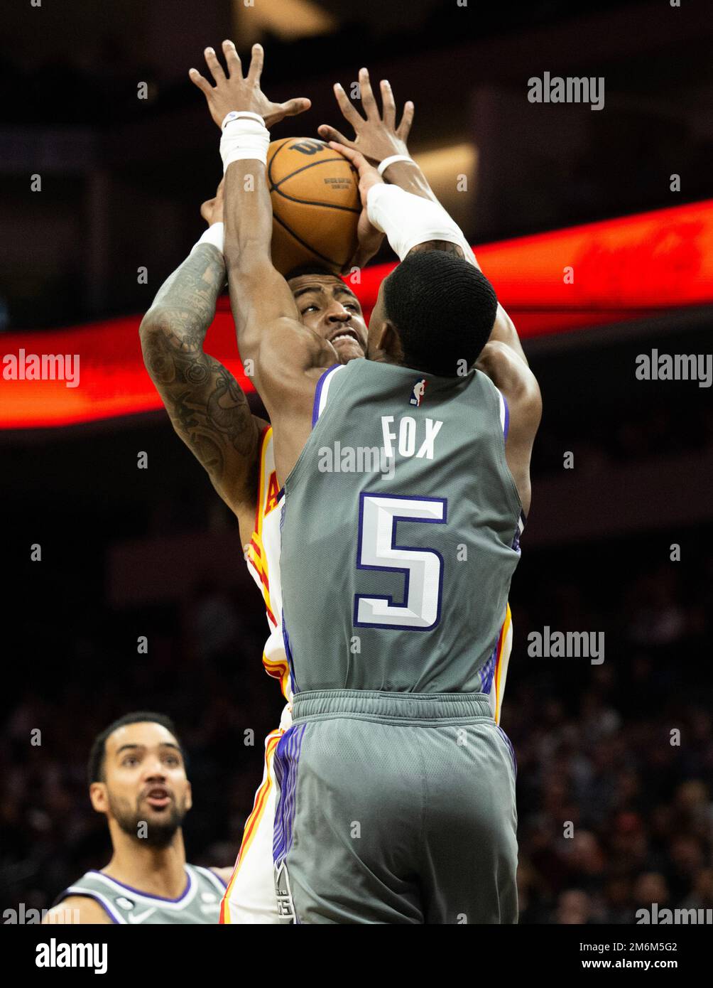 4 gennaio 2023, Sacramento, CA, USA: Sacramento Kings Guard De'Aaron Fox (5) pneumatici per bloccare il basket di Atlanta Hawks avanti John Collins (20) nel secondo tempo durante una partita al Golden 1 Center di Sacramento, Mercoledì, 4 gennaio 2023. Gli Atlanta Hawks battono i Sacramento Kings 120-117. (Credit Image: © Paul Kitagaki Jr./ZUMA Press Wire) Foto Stock