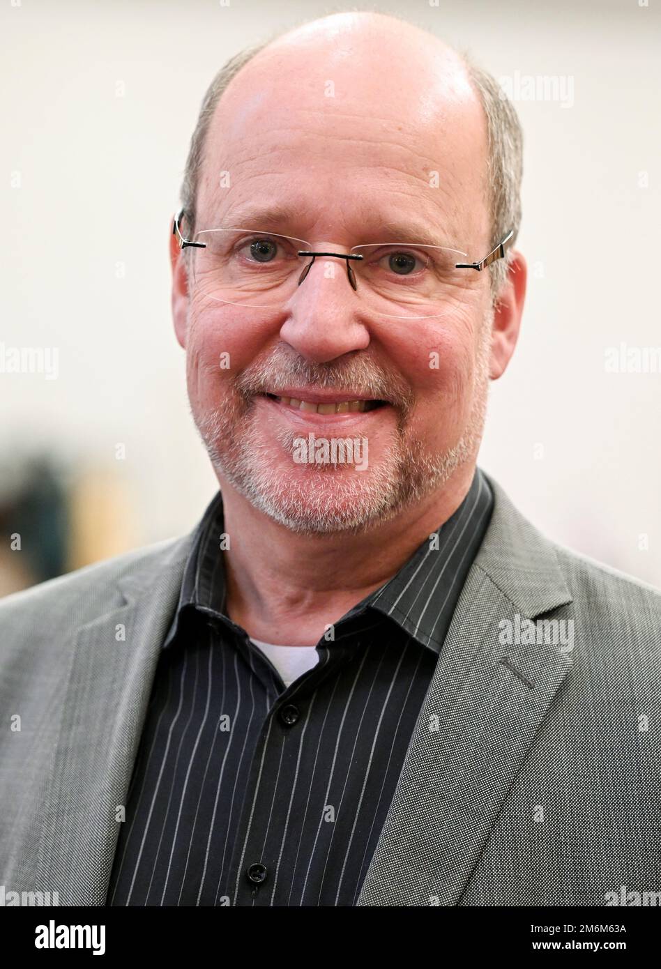 04 gennaio 2023, Berlino: Joachim Stürzbecher, consigliere elettorale e capo magistrato del distretto di Steglitz-Zehlendorf, si trova nel corso di un evento stampa per segnare l'inizio del voto postale per le elezioni ripetute del 12 febbraio presso il municipio di Zehlendorf. Foto: Jens Kalaene/dpa Foto Stock