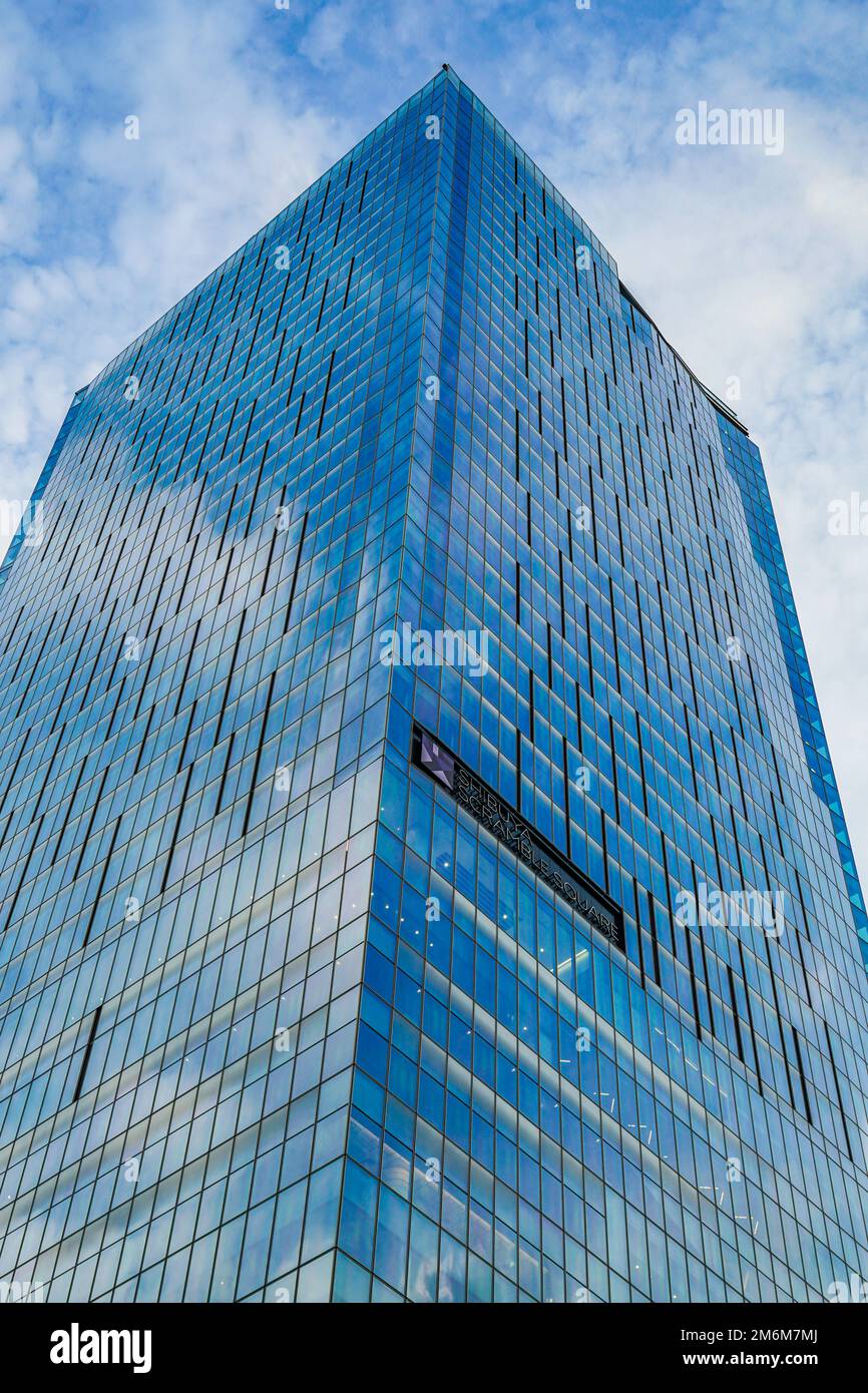 Shibuya di alti edifici e cielo Foto Stock