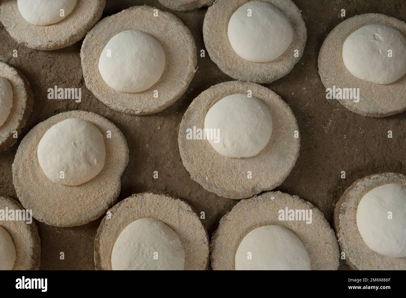 L'essiccazione della pasta per fare il tradizionale pane Baladi piatto, simile al pitta pane è un punto di base della cucina egiziana è cotto in tutto l'Egitto Foto Stock