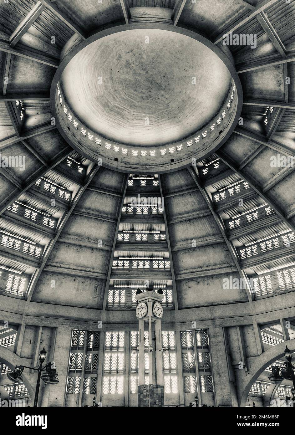 Scala di grigi verticale dell'interno di un edificio con soffitto circolare Foto Stock