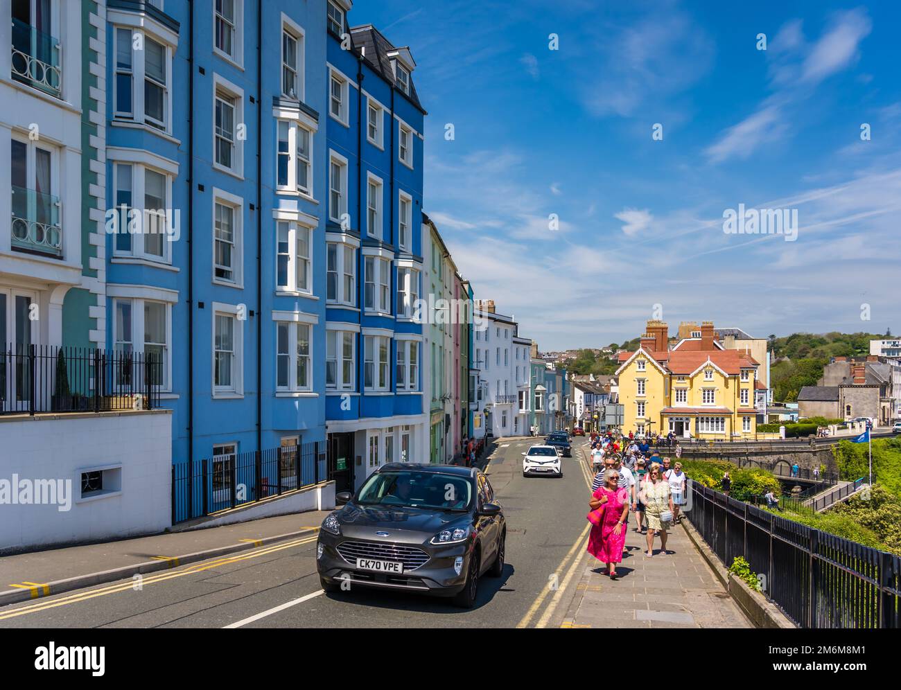 Case colorate in una bella piccola cittadina Tenby Foto Stock