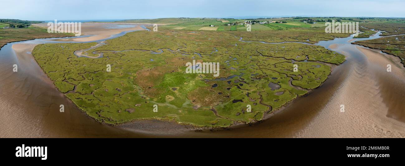 Una vista drone delle insenature e delle piscine e dei fiumi della salpalude Lacken Carrowmore nel nord di Count Foto Stock