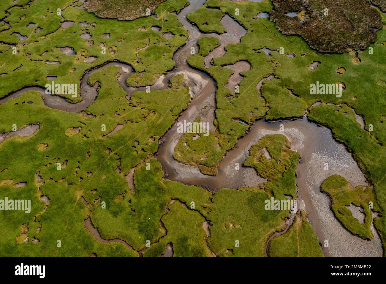 Vista dall'alto verso il basso delle insenature e delle piscine e dei fiumi della salpalude Lacken di Carrowmore nel nord del distretto Foto Stock