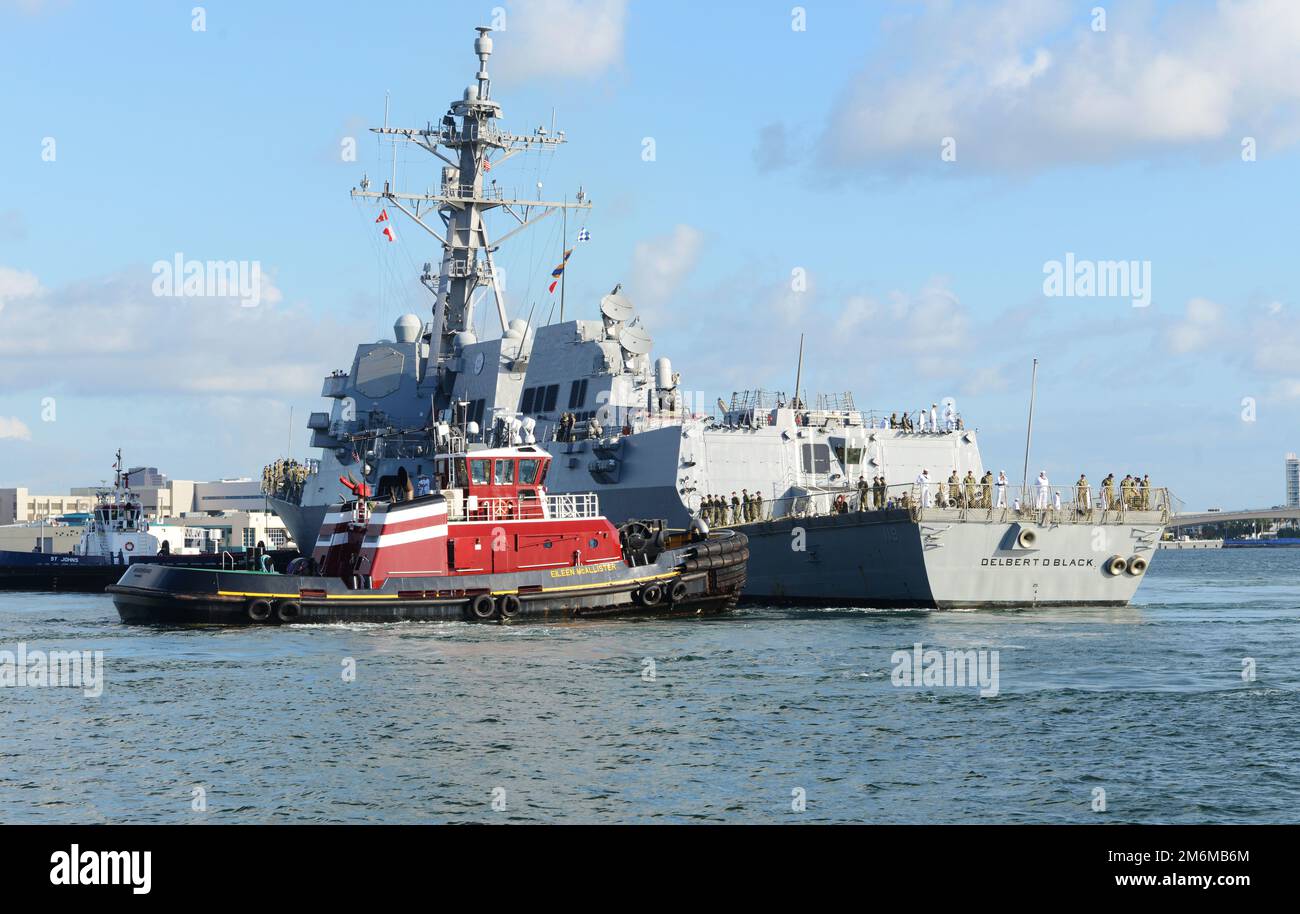 FORT LAUDERDALE, Florida (1 maggio 2022) - il cacciatorpediniere missilistico guidato di classe Arleigh Burke USS Delbert D. Black (DDG 119) arriva a Fort Lauderdale per la Fleet Week Port Everglades, maggio. 1, 2022. Fleet Weeks è stato progettato per mostrare agli americani l'investimento che hanno fatto nella loro Marina e aumentare la consapevolezza del ruolo e dello scopo della Marina nella nostra difesa nazionale. Foto Stock