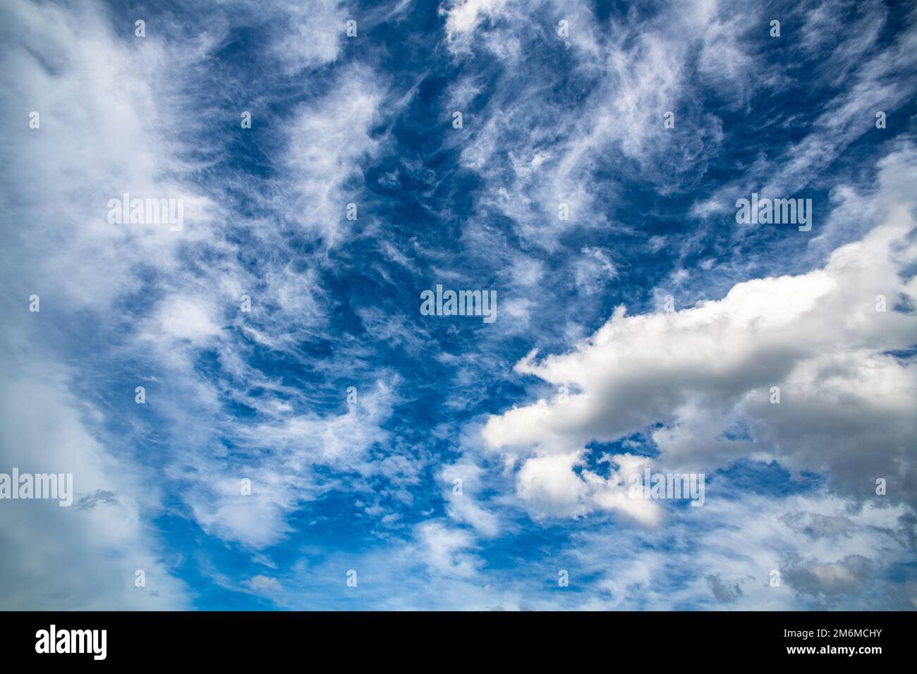 Sfondo blu nuvoloso molto dettagliato Foto Stock