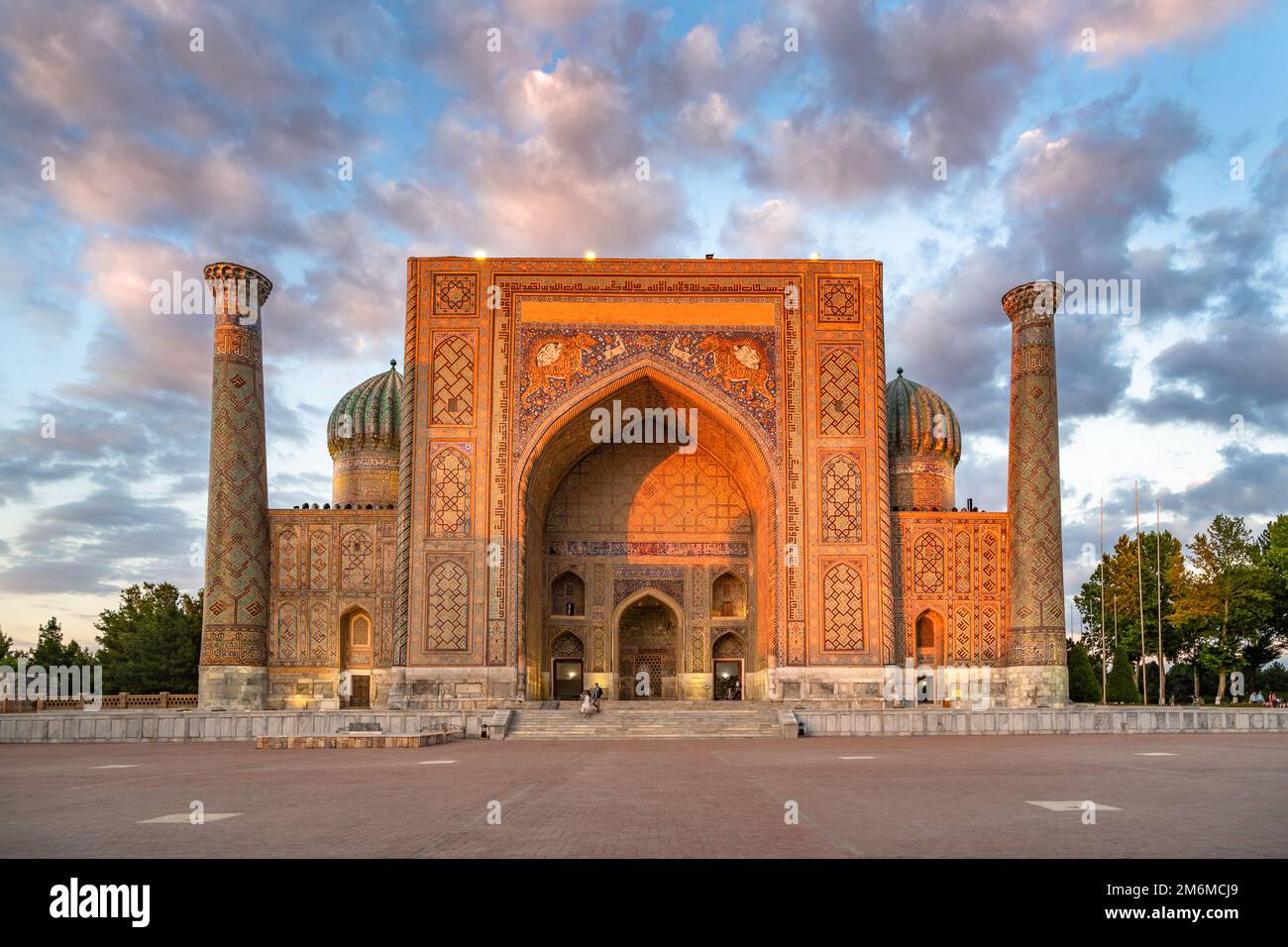 Sher-Dor Madrasah, Registan, Samarcanda, Uzbekistan Foto Stock