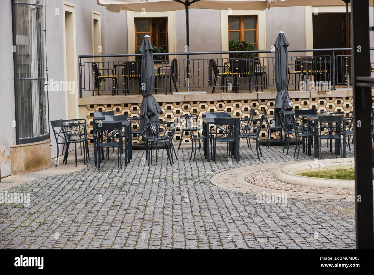 Street Restaurant Terrazza di bistro con sedie e tavoli vuoti Foto Stock