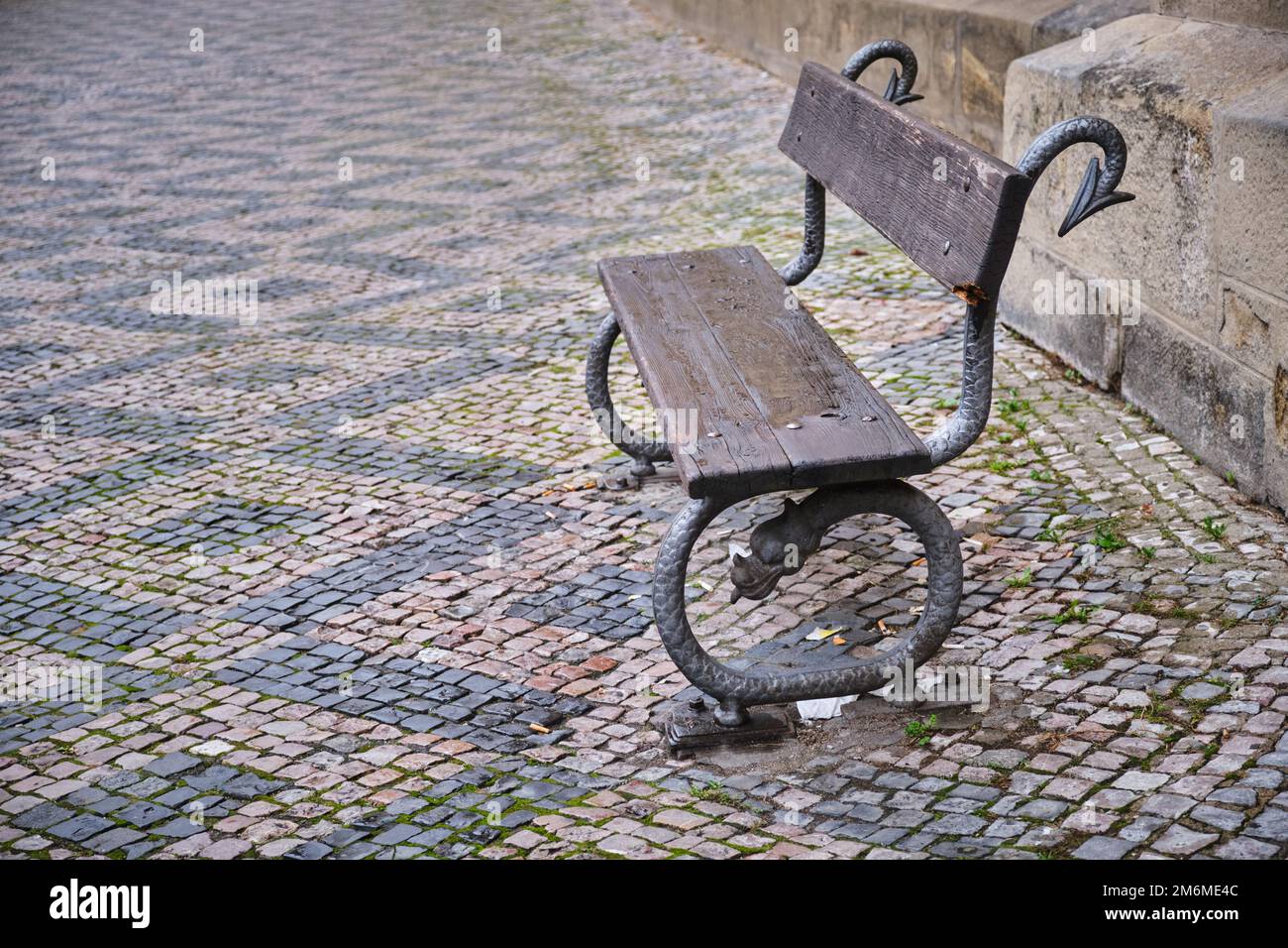 Elegante panca vuota nella città vecchia Foto Stock
