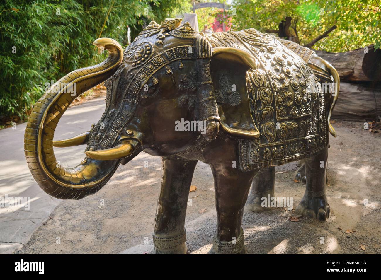 Antica statua dorata di un elefante indiano nel parco della città all'aperto, non c'è gente Foto Stock