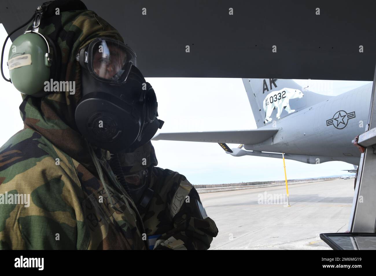 I militari del 168th Wing Maintenance Group eseguono le operazioni di manutenzione in un ambiente degradato simulato indossando al contempo un equipaggiamento protettivo da guerra chimico durante un esercizio di preparazione presso la base dell'aeronautica militare Eielson. Alaska Air National Guard Airmen si preparano regolarmente per le contingenze, stando pronti a rispondere alle esigenze dello stato e della nazione. La 168th Wing garantisce una consegna rapida dei rifornimenti in volo, fornendo una copertura e una vigilanza globali agli Stati Uniti Air Force, i servizi gemelli e gli alleati della NATO. (STATI UNITI Foto della Guardia Nazionale aerea di Senior Master Sgt. Julie Avey) Foto Stock