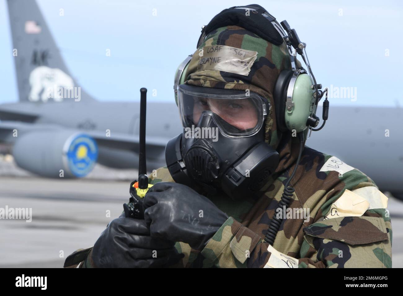 Tecnico. Blayne Kiser del 168th Maintenance Group trasmette informazioni operative tramite la radio garantendo la disponibilità del rifornimento durante l'addestramento in un ambiente simulato e contestato. Gli airmen del 168th Wing Maintenance Group eseguono le operazioni di manutenzione in un ambiente degradato simulato indossando l'attrezzatura di postura protettiva Mission Oriented durante un esercizio di preparazione presso la base dell'aeronautica militare Eielson. Alaska Air National Guard Airmen si preparano regolarmente per le contingenze, stando pronti a rispondere alle esigenze dello stato e della nazione. La 168th Wing garantisce una consegna rapida in volo Foto Stock