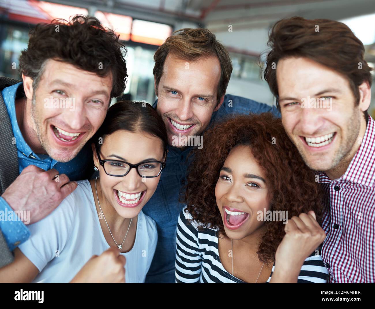 Come squadra, possiamo fare qualsiasi cosa. Ritratto di un gruppo di colleghi estatici in un ufficio. Foto Stock