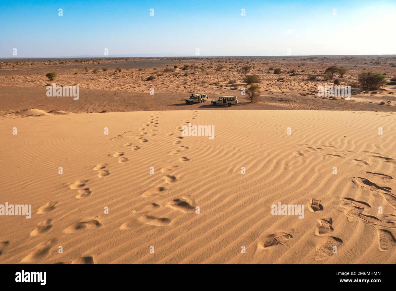 Safari veicolo turistico a Chalbi Desert, Marsabit County, Kenya Foto Stock