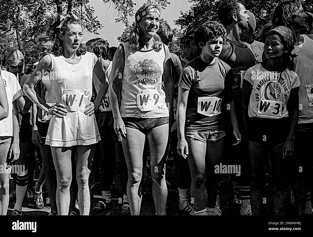 Miki Gorman (W-3) amd Kathrine Switzer (W-1) alla linea di partenza della maratona di New York del 1975 Foto Stock