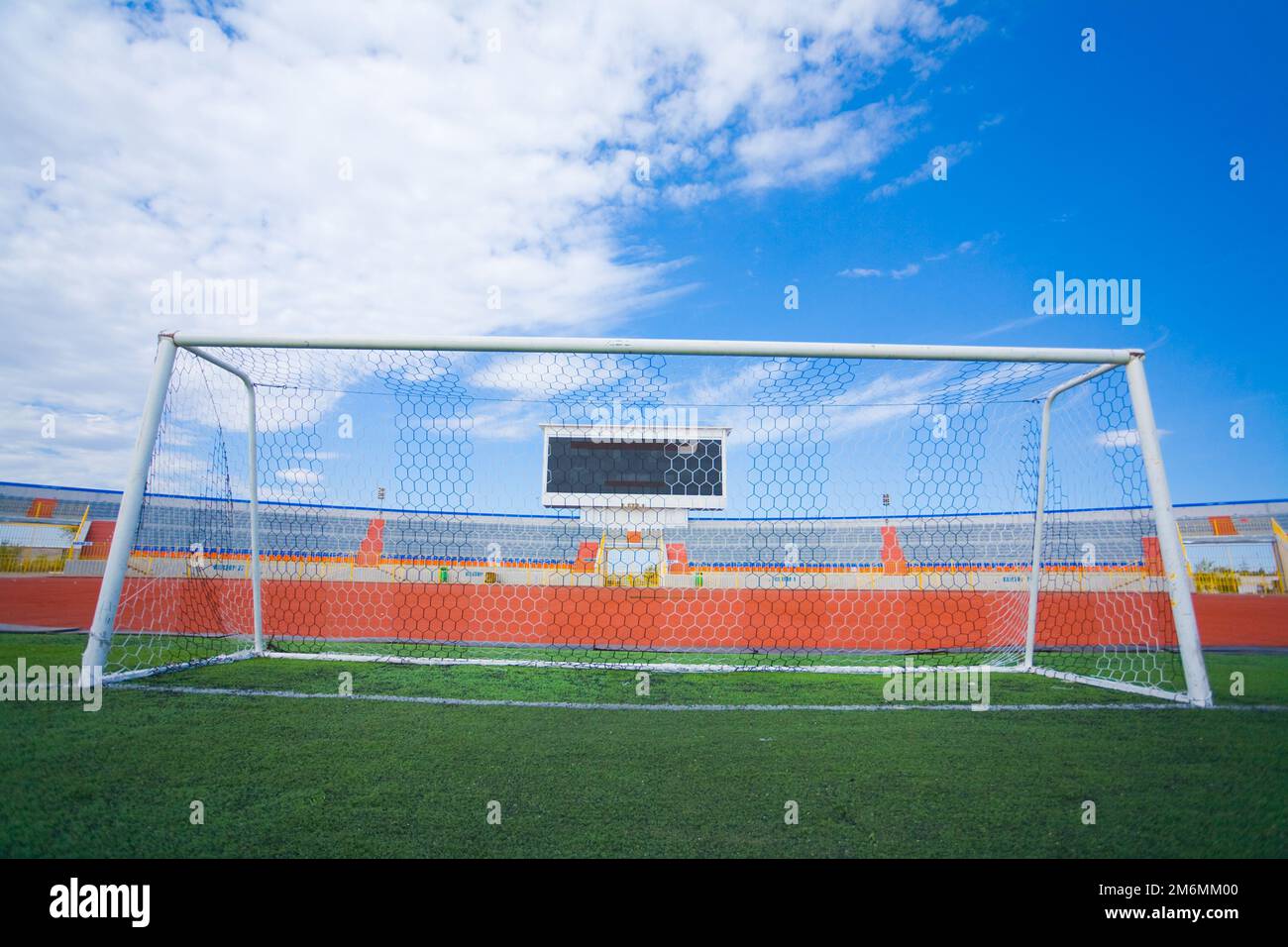 STADIO - campo da calcio con gol e tablo sul cielo blu Foto Stock