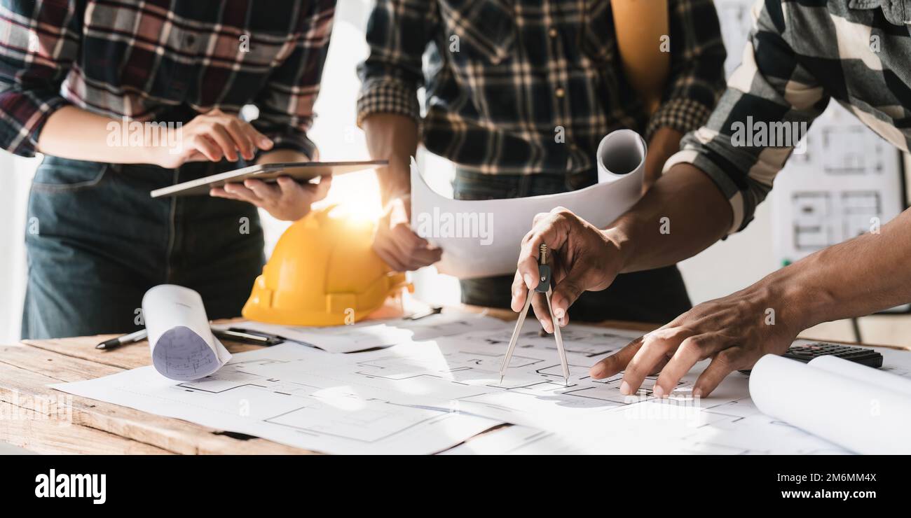 Riunione di lavoro di squadra di Architecture engineer lavorare per progetti architettonici e strumenti di ingegneria sul luogo di lavoro su progetto, concetto di lavoro su tecnico Foto Stock