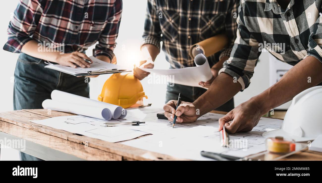Riunione di lavoro di squadra di Architecture engineer lavorare per progetti architettonici e strumenti di ingegneria sul luogo di lavoro su progetto, concetto di lavoro su tecnico Foto Stock