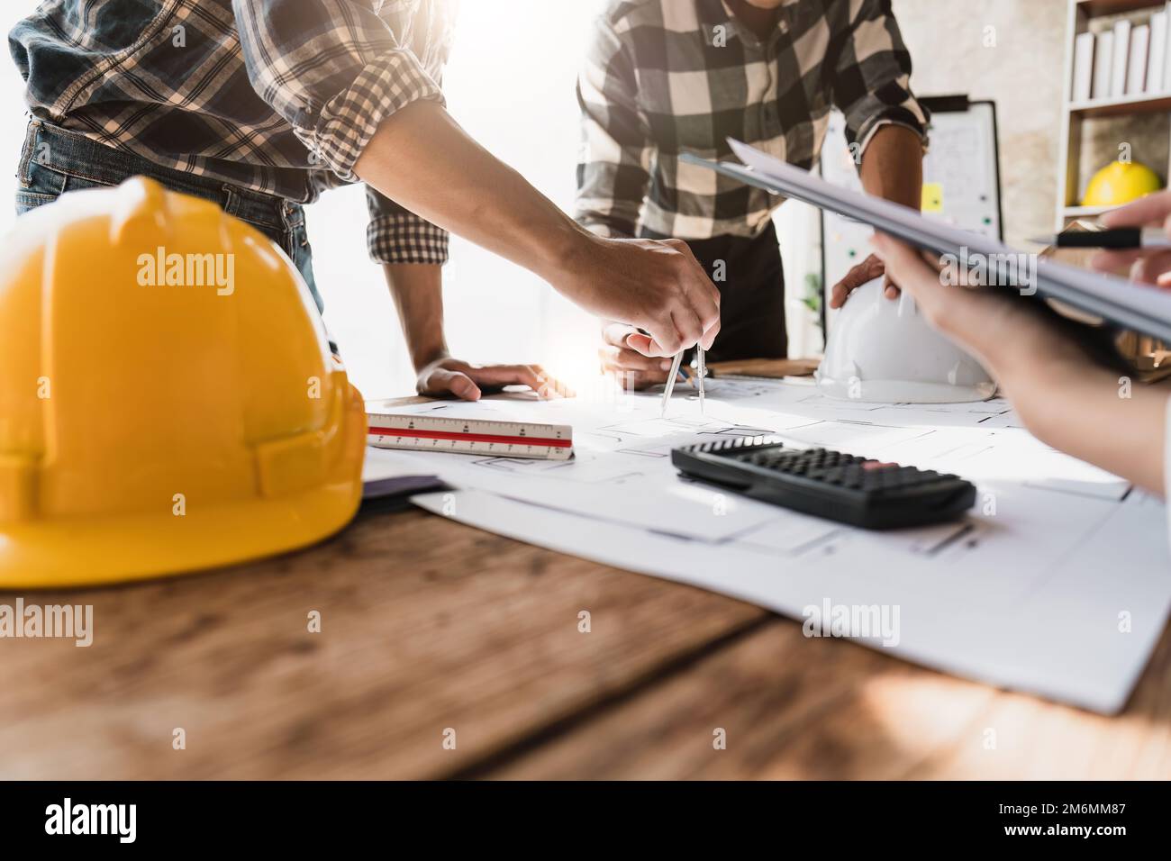 architetto professionista progettista ingegnere strutturale team colleghi ufficio di lavoro. Gli architetti discutono al tavolo, il lavoro di squadra e il flusso di lavoro Foto Stock
