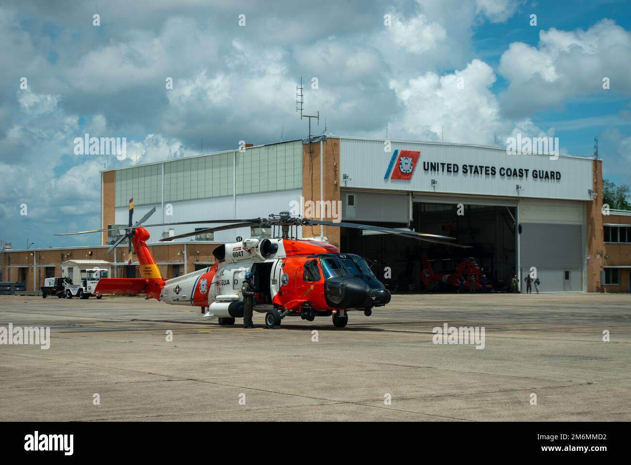 La stazione aerea della Guardia Costiera di New Orleans MH-60 Jayhawk Helicopter siede fuori dalla stazione aerea di New Orleans Hanger, 2 maggio 2022. L'elicottero è stato il primo di tre MH-60s consegnato alla Air Station di New Orleans. Foto Stock
