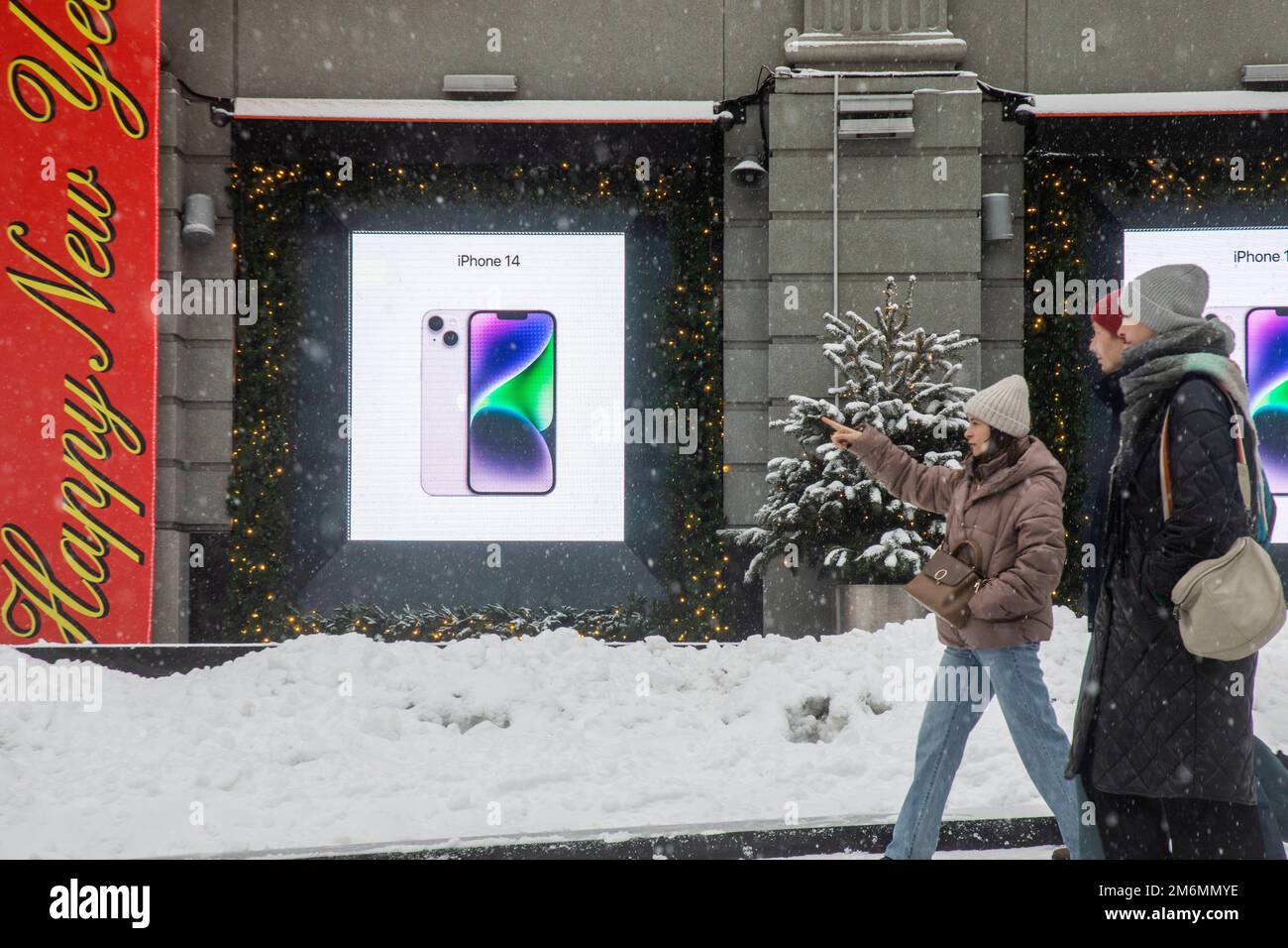 Mosca, Russia. 3rd gennaio 2023. Schermi multimediali che pubblicizzano iPhone 14 Pro nelle finestre del grande magazzino centrale di lusso TSUM in via Kuznetsky Most nel centro di Mosca, Russia Foto Stock