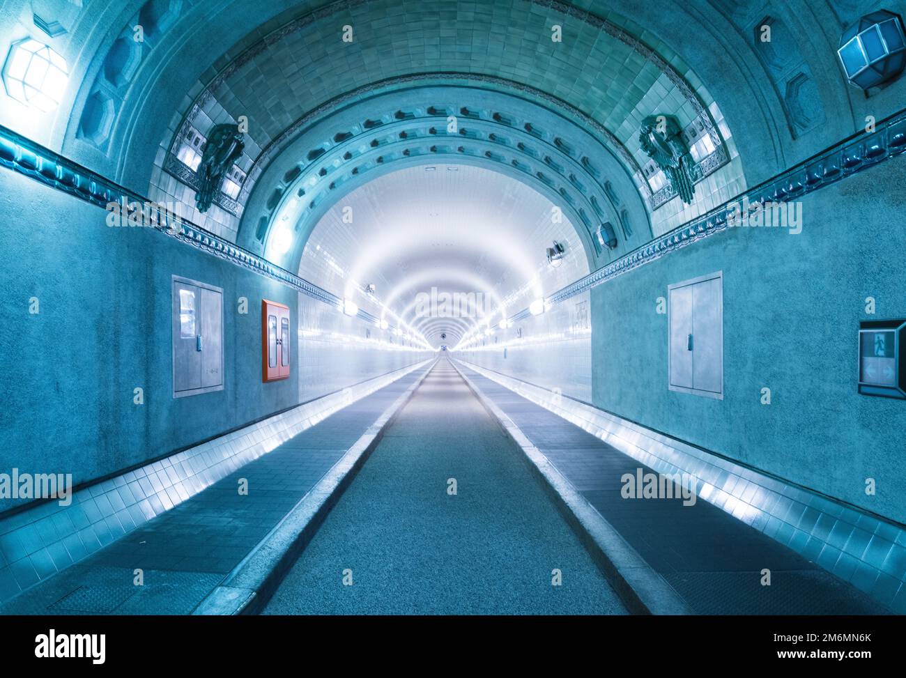 Il vecchio Elbtunnel dall'interno. Il tunnel collega LandungsbrÃ¼cken e Steinwerder. Foto Stock