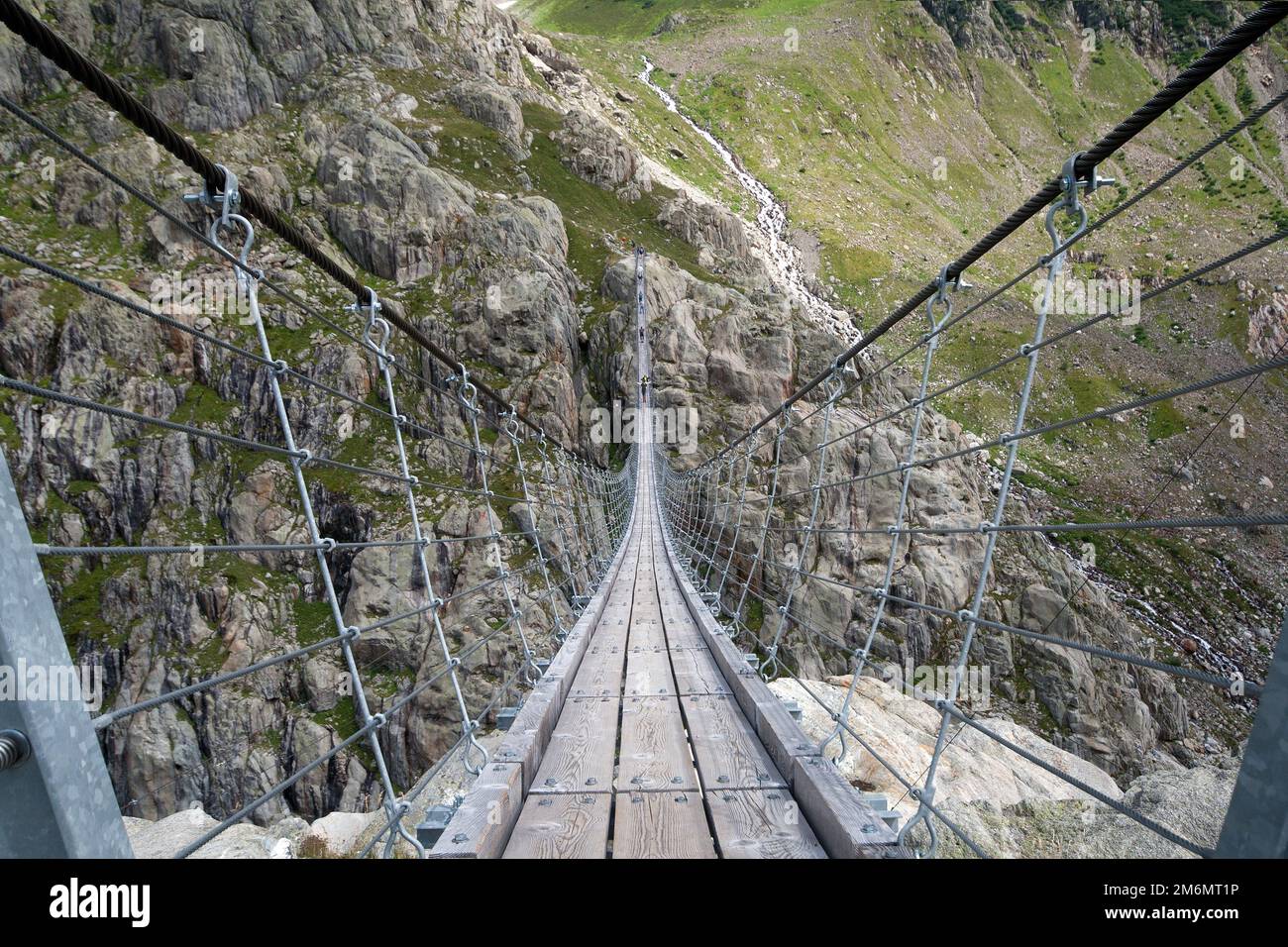 Ponte sospeso Trift vicino al Ghiacciaio Trift in Svizzera, il ponte sospeso pedonale più lungo delle Alpi, per un totale di 170 metri Foto Stock