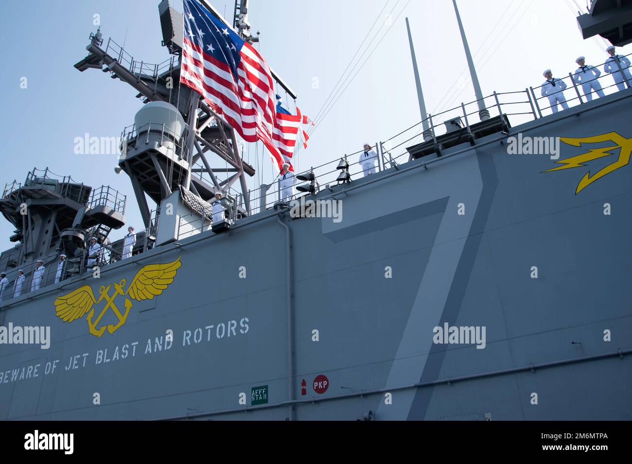 220502-N-XN177-1135 OCEANO PACIFICO (2 maggio 2022) – i marinai si imbarcano a bordo di una nave d'assalto anfibio USS Tripoli (LHA 7), 2 maggio 2022. Tripoli sta conducendo operazioni di routine nella flotta degli Stati Uniti 3rd. Foto Stock