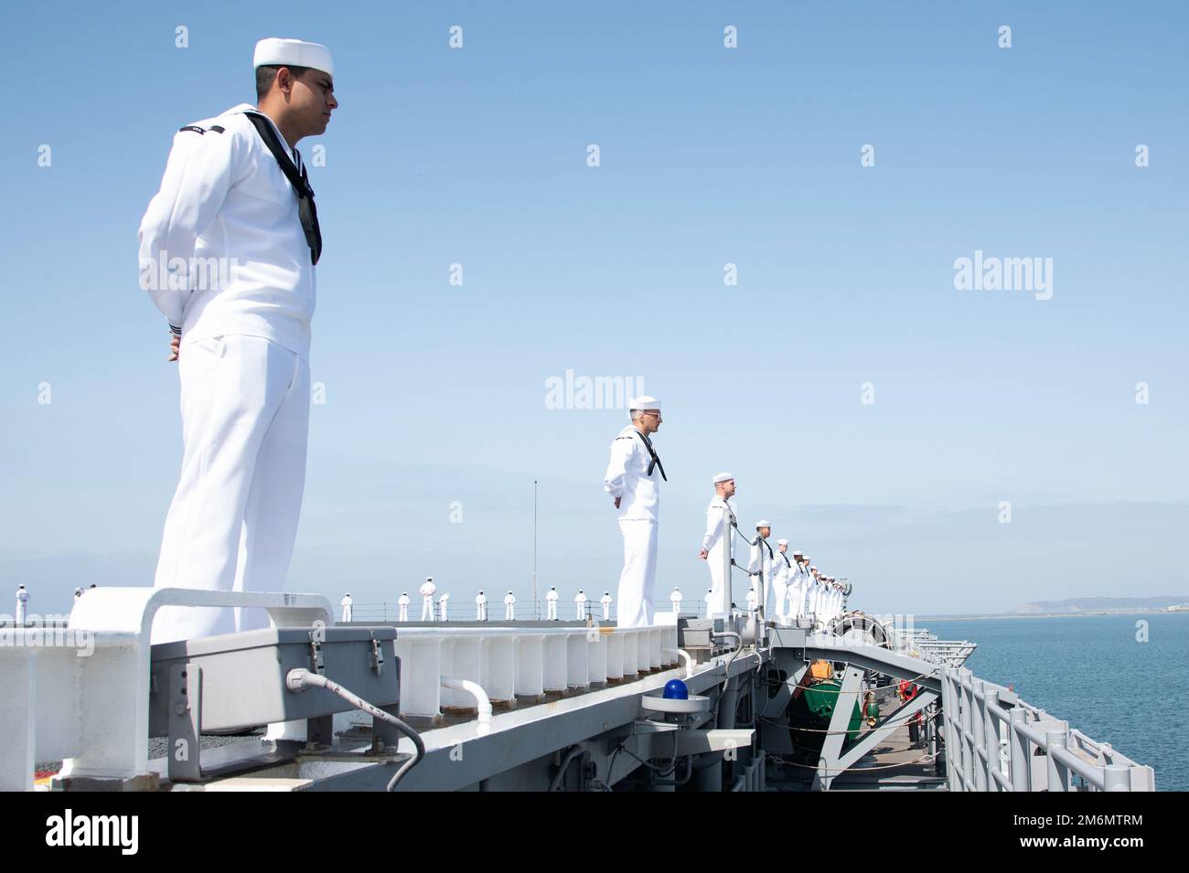 220502-N-XN177-1107 OCEANO PACIFICO (2 maggio 2022) – i marinai imbustano le rotaie sul ponte di volo a bordo del vettore d'assalto anfibio USS Tripoli (LHA 7), 2 maggio 2022. Tripoli sta conducendo operazioni di routine nella flotta degli Stati Uniti 3rd. Foto Stock
