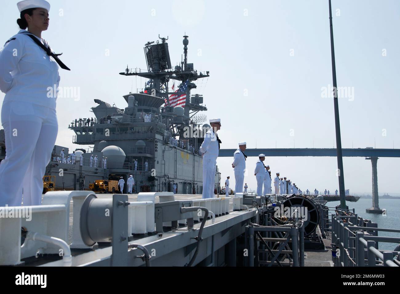 220502-N-XN177-1208 OCEANO PACIFICO (2 maggio 2022) – i marinai si imbarcano a bordo di una nave d'assalto anfibio USS Tripoli (LHA 7), 2 maggio 2022. Tripoli sta conducendo operazioni di routine nella flotta degli Stati Uniti 3rd. Foto Stock