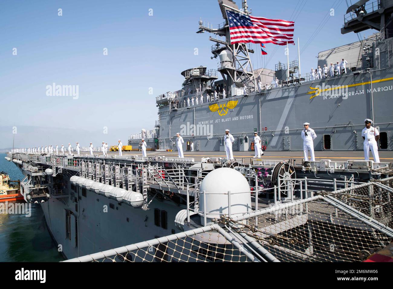 220502-N-CZ759-1122 SAN DIEGO (2 maggio 2022) – i marinai si imbarcano a bordo di una nave d'assalto anfibio USS Tripoli (LHA 7), 2 maggio 2022. Tripoli sta conducendo operazioni di routine nella U.S. 3rd Fleet. Foto Stock