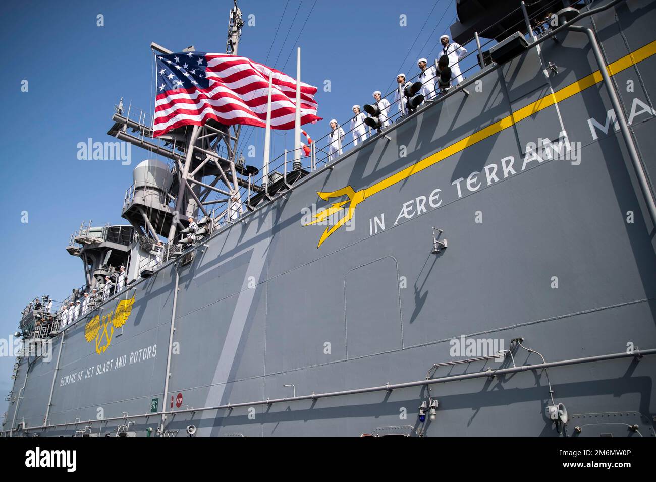 220502-N-CZ759-1109 SAN DIEGO (2 maggio 2022) – i marinai si imbarcano a bordo di una nave d'assalto anfibio USS Tripoli (LHA 7), 2 maggio 2022. Tripoli sta conducendo operazioni di routine nella U.S. 3rd Fleet. Foto Stock
