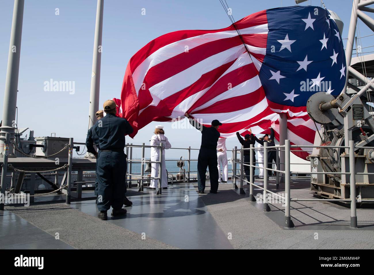 220502-N-IL330-1052 SAN DIEGO (2 maggio 2022) – i marinai alzano la battaglia arruolandosi a bordo del portatore d'assalto anfibio USS Tripoli (LHA 7), 2 maggio 2022. Tripoli sta conducendo operazioni di routine nella U.S. 3rd Fleet. Foto Stock