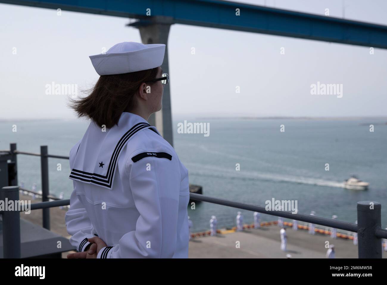 220502-N-IL330-1100 SAN DIEGO (2 maggio 2022) – i marinai si imbarcano a bordo di una nave d'assalto anfibio USS Tripoli (LHA 7), 2 maggio 2022. Tripoli sta conducendo operazioni di routine nella U.S. 3rd Fleet. Foto Stock