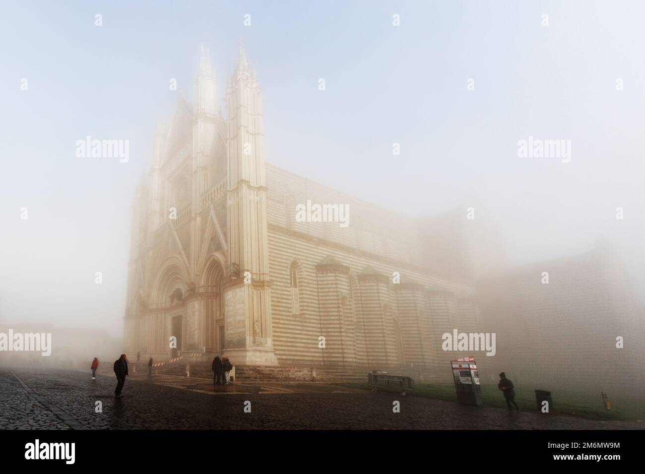 La cattedrale di Orvieto nella nebbia di nuovo anno Foto Stock