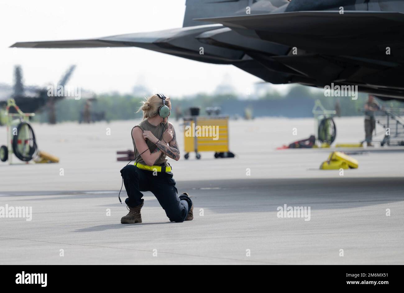 STATI UNITI Air Force Airman 1st Class Megan Siver, 43d Fighter Generation Squadron assistente dedicato capo equipaggio, scansiona un tassista per i pericoli mentre lancia un F-22 Raptor a Savannah Hilton Head International Airport, Georgia, 2 maggio 2022. La 325th Fighter Wing ha inviato più di 200 persone e 22 aerei a partecipare a Sentry Savannah, un esercizio di addestramento vicino ai pari ospitato dal Air Dominance Center della Guardia Nazionale aerea. Foto Stock