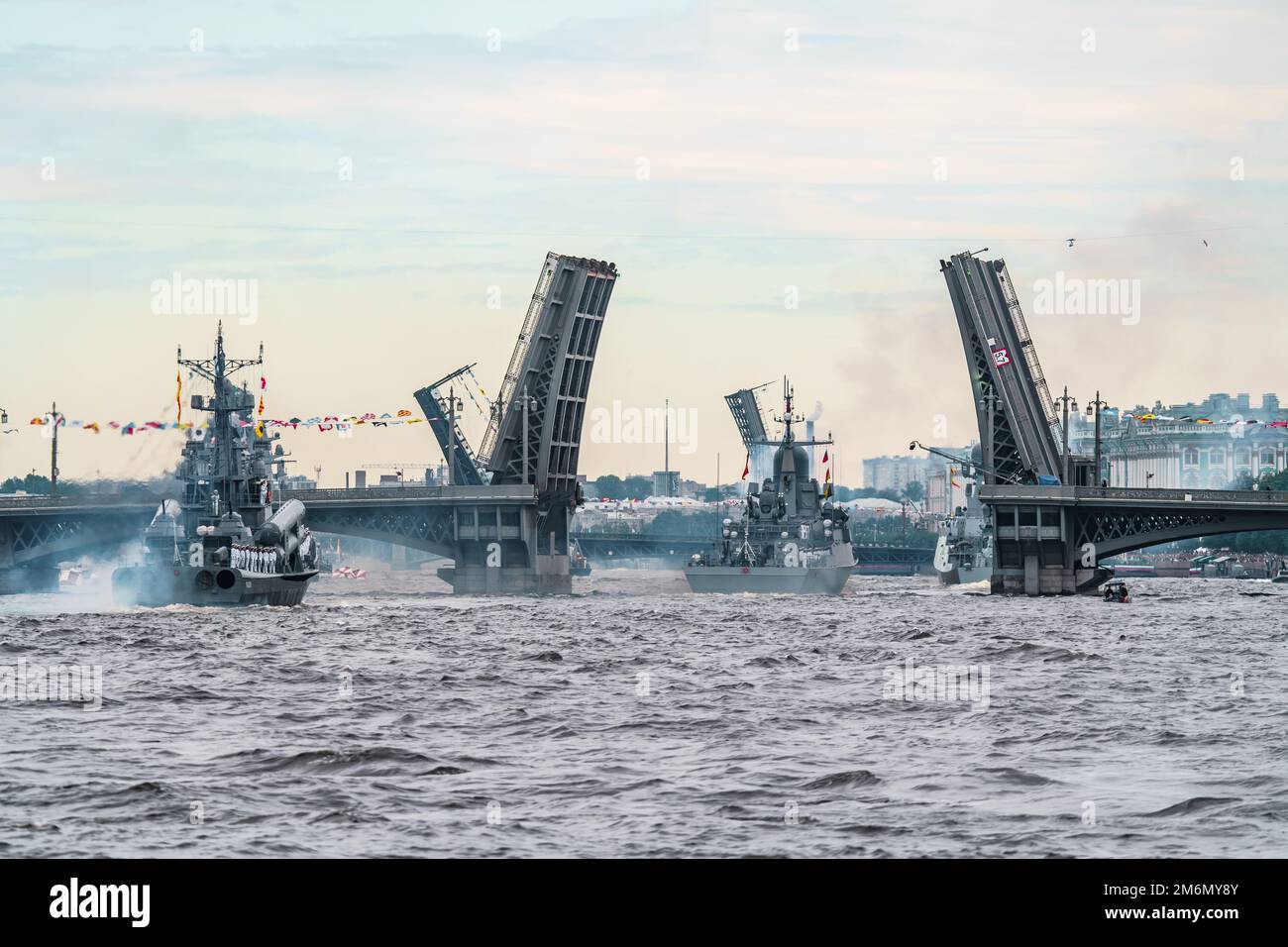 Russia, St. Petersburg, 31 luglio 2022: Molte navi da guerra vanno lungo il fiume Neva sotto ponti aperti durante la celebrazione del d Foto Stock Russia, St. Petersburg, 31 luglio 2022: Molte navi da guerra vanno lungo il fiume Neva sotto ponti aperti durante la celebrazione del d Foto Stock