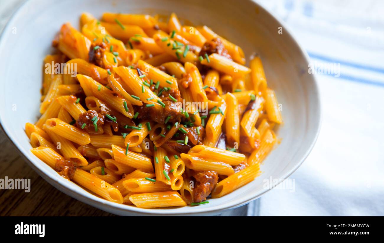 Penne carbonara con sobrasada. La sobrasada è carne di maiale preparata nell'isola di Maiorca. Foto Stock