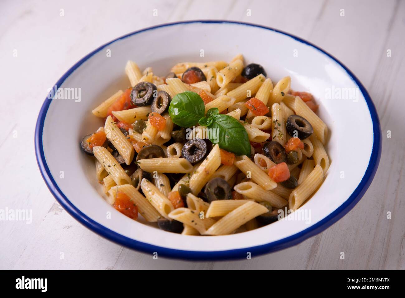 Pasta alla siciliana. Pasta con salsa di pomodoro, basilico e olive nere. Foto Stock