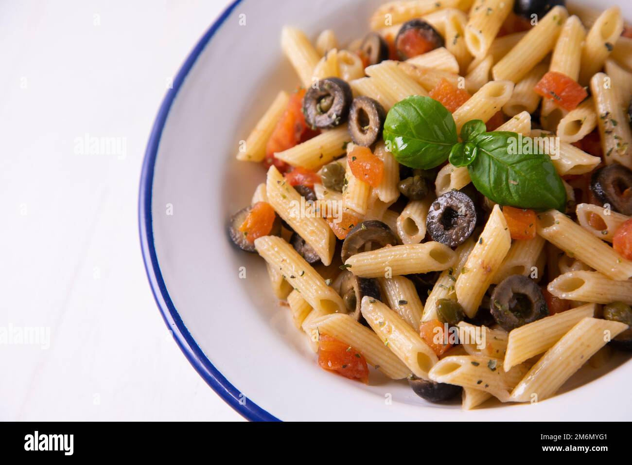Pasta alla siciliana. Pasta con salsa di pomodoro, basilico e olive nere. Foto Stock